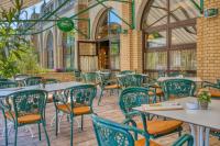 Budapest - Grand Hotel Margitsziget - Terrasse des beliebten eleganten Hotels auf der Margareteninsel, in Budapest, Ungarn